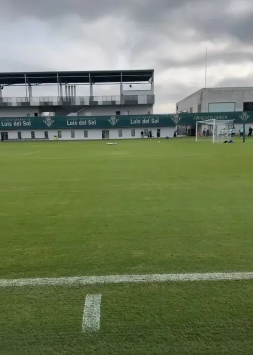 El registro de Jaime García en las instalaciones del Real Betis de España. | Foto: Captura.