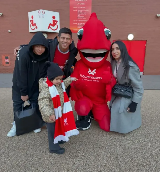Pavez y su familia junto a la mascota de Liverpool. | Foto: @estebanpavez8.