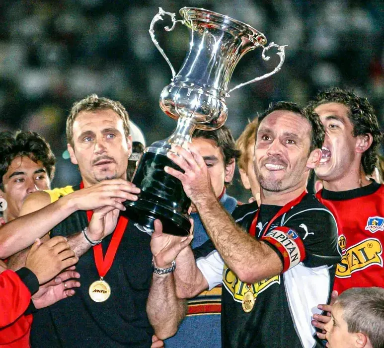 Barticciotto y Espina con el título del Clausura 2002. Imagen: Colo Colo.