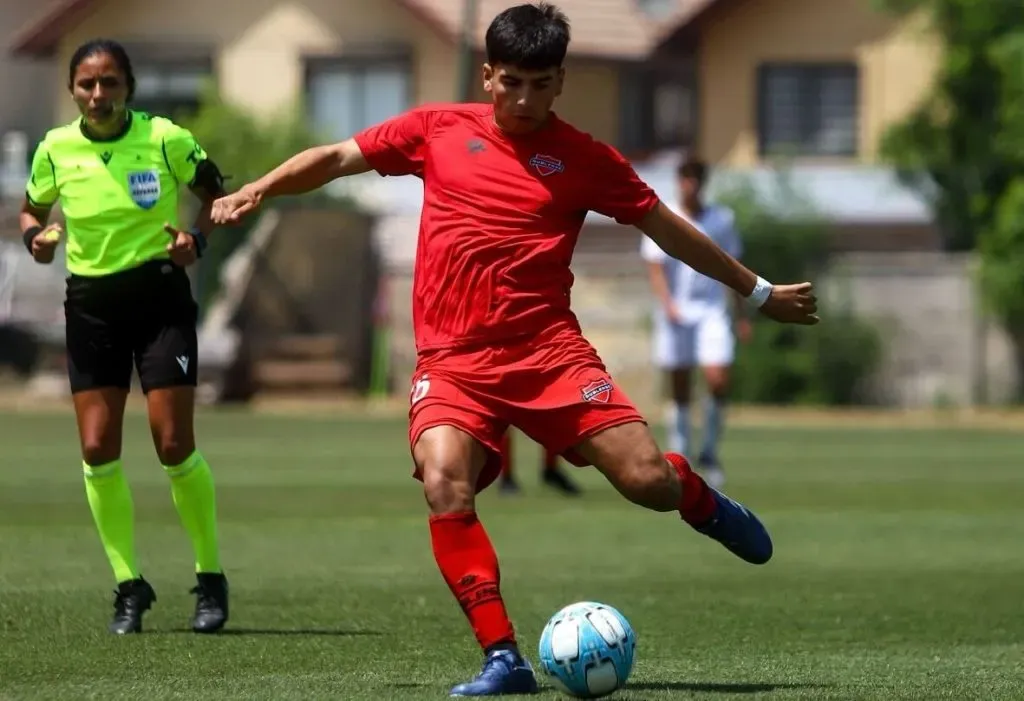 Erick Henríquez jugando por Ñublense de Chillán.