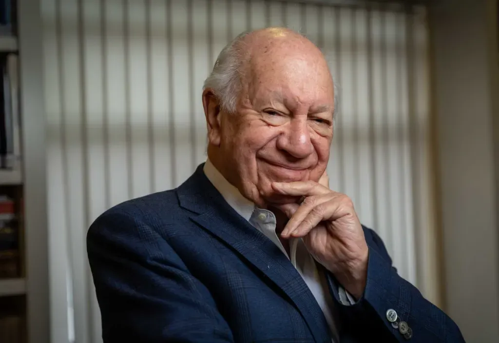 Ricardo Lagos sonriendo para el diario El País