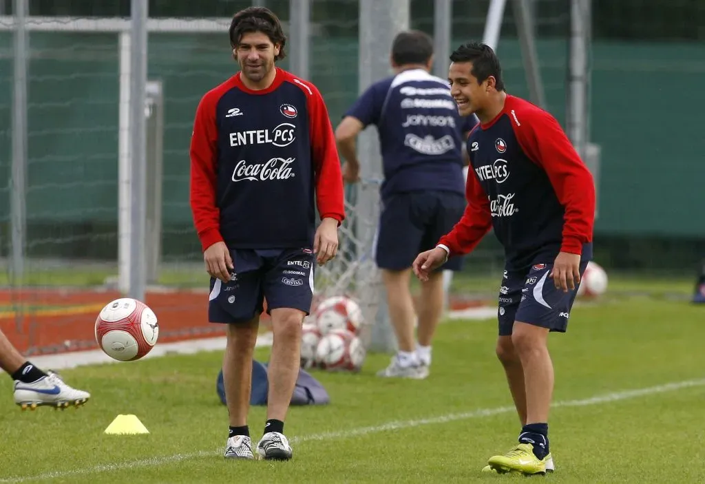 Marcelo Salas y Alexis Sánchez gozan juntos en un entrenamiento de la selección chilena en Austria, en septiembre de 2007. | Foto: Andrés Pina / Photosport