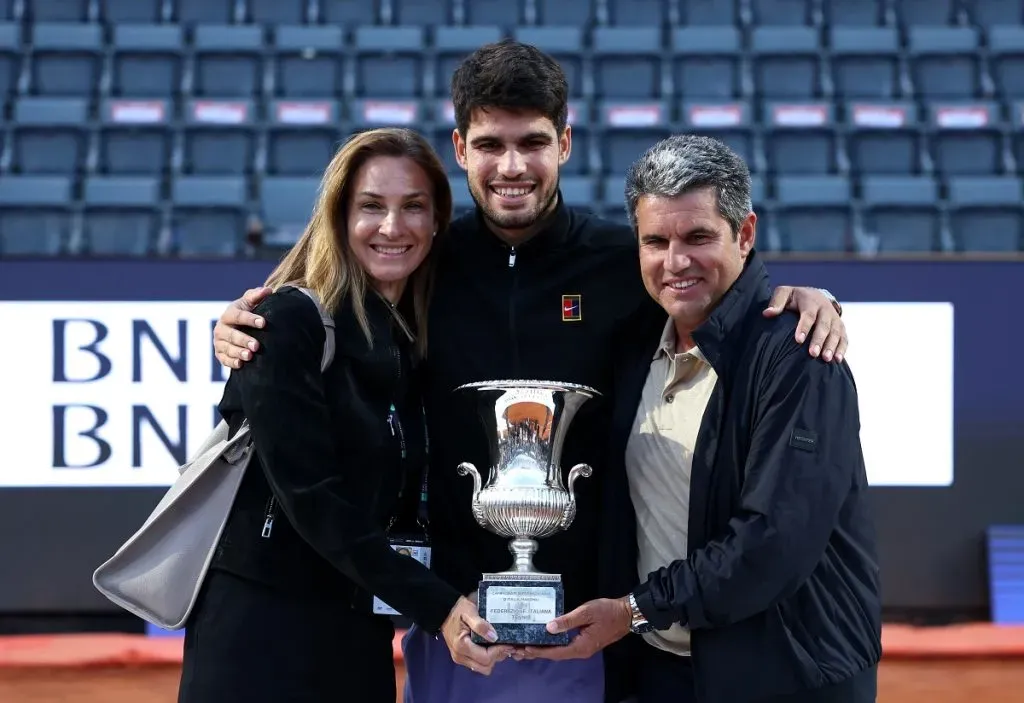 Virginia Garfia, Carlos Alcaraz y Carlos Alcaraz González (Getty Images).