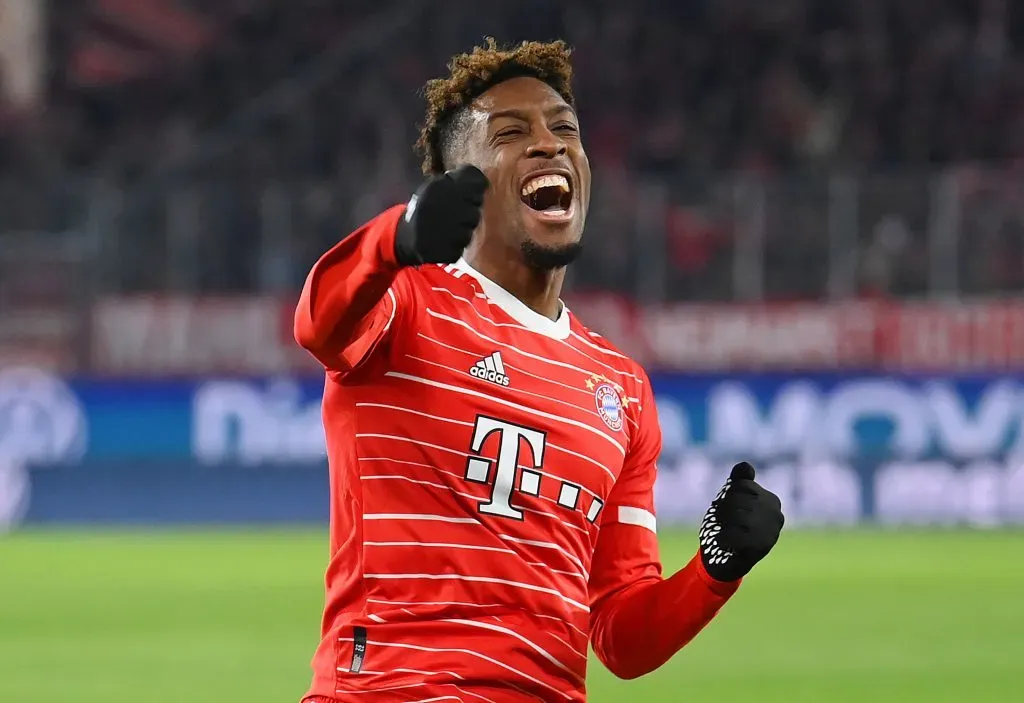 Kingsley Coman celebrando gol pelo Bayern de Munique. (Photo by Stuart Franklin/Getty Images)