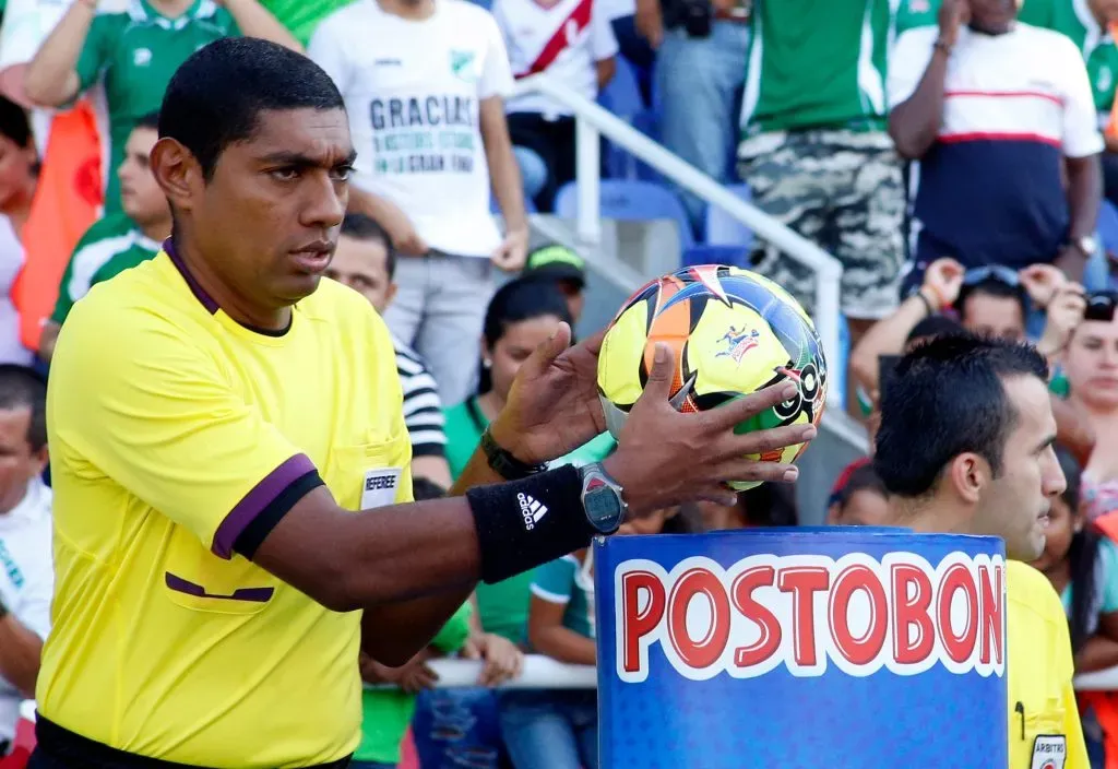 Imer Machado, árbitro, en el duelo entre Deportivo Cali y Pasto, fecha 3, de la Liga Postobón 2014-II. Foto: VizzorImage/Juan C. Quintero.