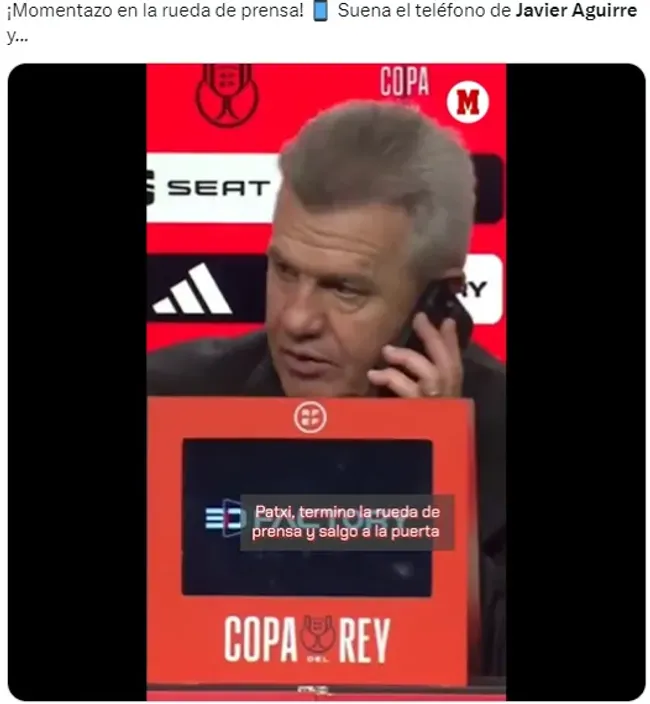 Javier Aguirre, en el momento que atendió su teléfono móvil durante la rueda de prensa.
