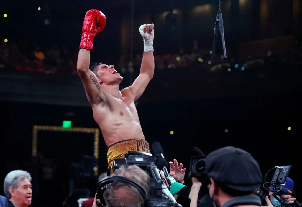 Fernando Martínez quiere defender sus cinturones y quedarse con uno más ante Kosei Tanaka. (GETTY IMAGES)