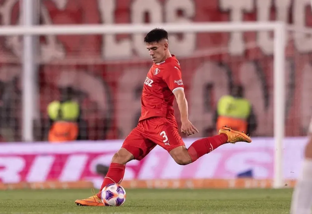 Aseguran que Colo Colo puso sus ojos en Edgar Elizalde, zaguero uruguayo de 23 años que milita en Independiente de Avellaneda. Foto: Independiente.