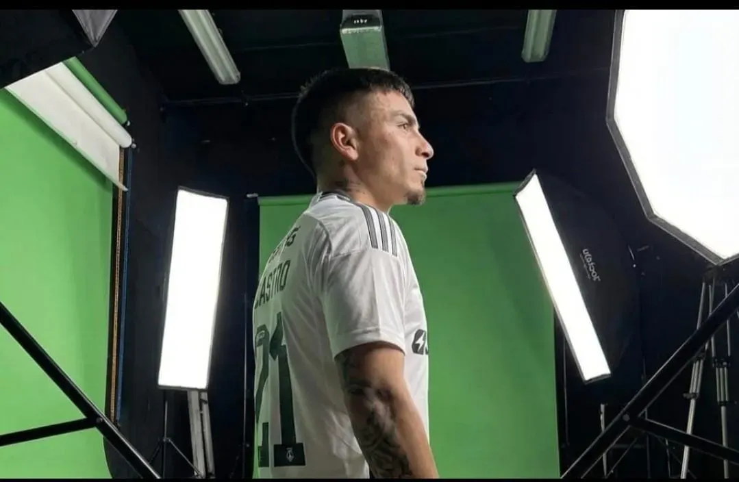 La foto viral de Popín Castro con la camiseta de Colo Colo.