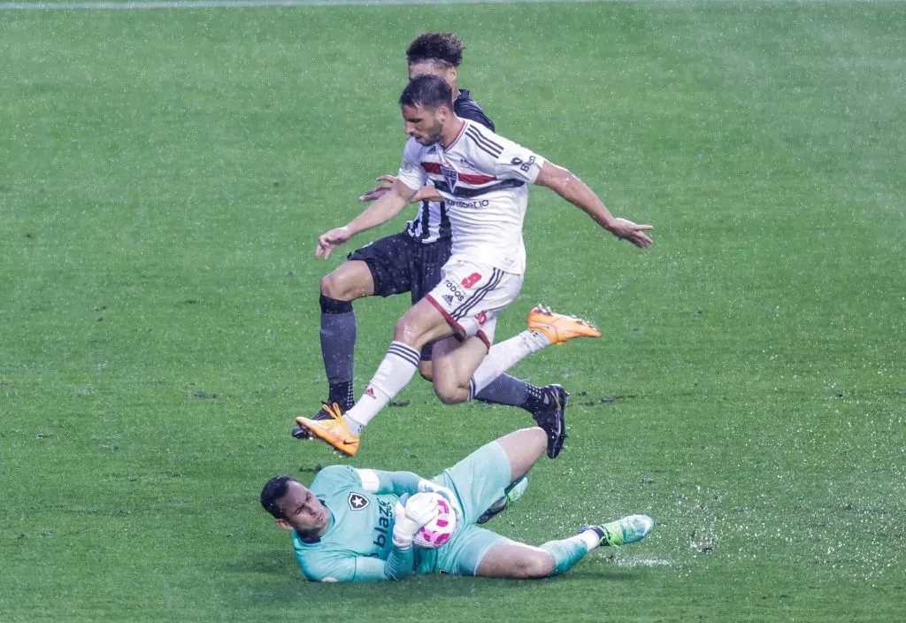 Gatito Fernández em ação contra o São Paulo. (Photo by Alexandre Schneider/Getty Images)