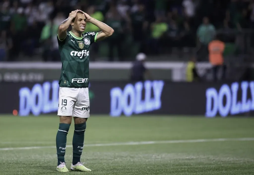 SP – SAO PAULO – 25/10/2023 – BRASILEIRO A 2023, PALMEIRAS X SAO PAULO – Breno Lopes jogador do Palmeiras lamenta durante partida contra o Sao Paulo no estadio Arena Allianz Parque pelo campeonato Brasileiro A 2023. Foto: Marcello Zambrana/AGIF