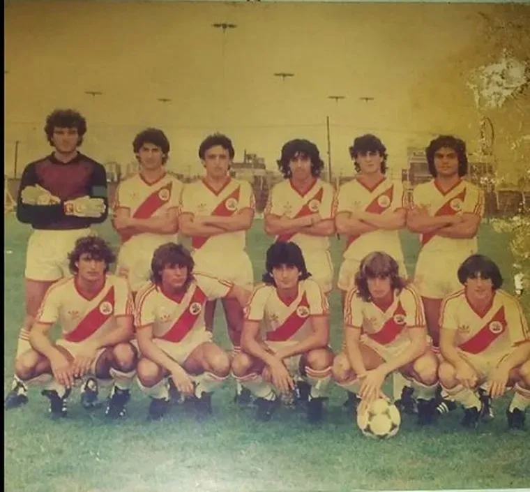 Ariel Medri, en cuclillas, primero de izquierda a derecha, en una formación de la Reserva de River de los 80. A su lado, Claudio Caniggia.