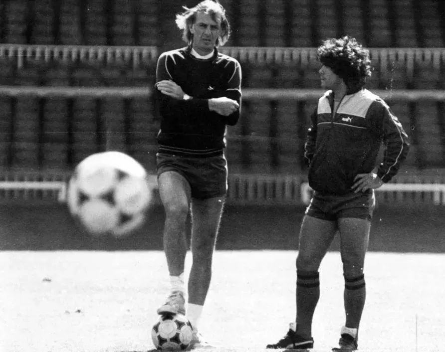 Menotti y Maradona, dos de los íconos más importantes del fútbol argentino.