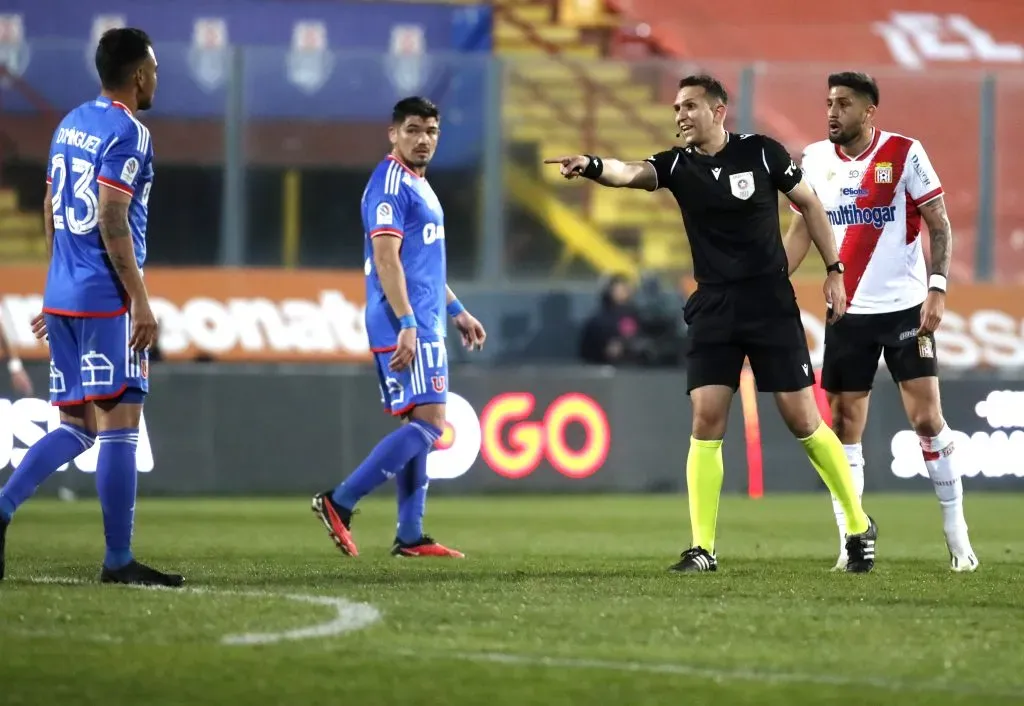 Millas dirigió el duelo entre la U y Curicó (Photosport)