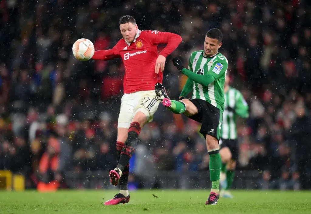 Luiz Felipe despeja el balón ante Wout Weghorst en la llave que el Manchester United le ganó al Betis en la Europa League 22-23. (Shaun Botterill/Getty Images).