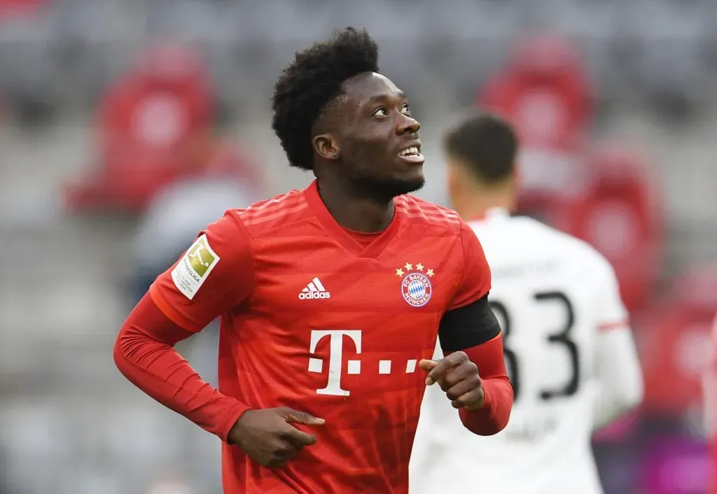 MUNIQUE, Alemanha – 23 DE MAIO: Alphonso Davies, do FC Bayern Muenchen, comemora após marcar o quarto gol de sua equipe durante a partida da Bundesliga entre FC Bayern Muenchen e Eintracht Frankfurt, na Allianz Arena, em 23 de maio de 2020, em Munique, na Alemanha. (Foto: Andreas Gebert/Pool via Getty Images)