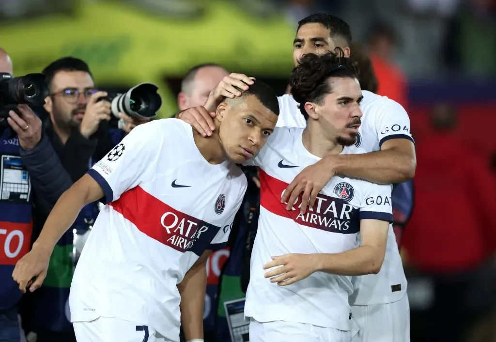 Vitinha, Hakimi e Mbappé. (Photo by Clive Brunskill/Getty Images)