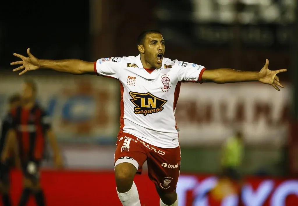 Ramón Ábila celebrando un gol en Huracán. (Foto: IMAGO / Photogamma)