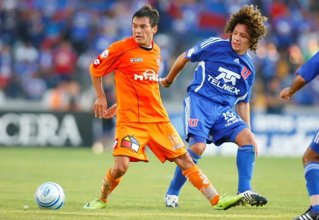 Charles Aránguiz jugando por Cobreloa ante la U en 2009 (Photosport)