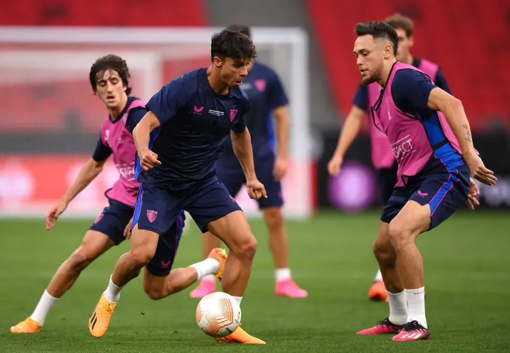 Óliver Torres y Lucas Ocampos como compañeros en el Sevilla (Getty Images)