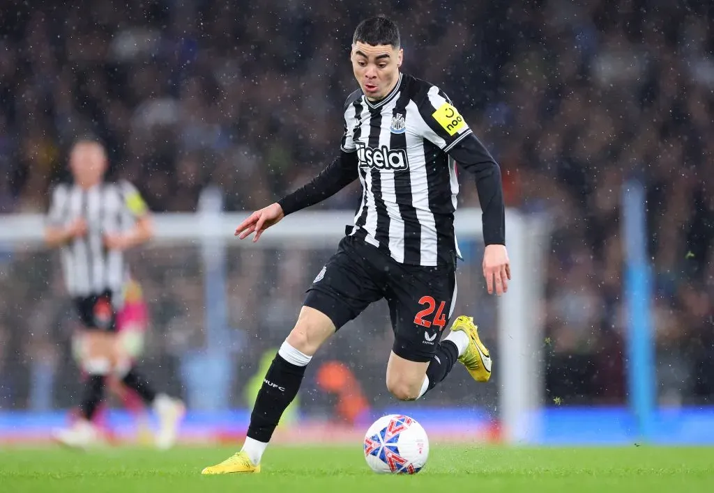 Miguel Almirón se queda en Newcastle. (Getty Images)