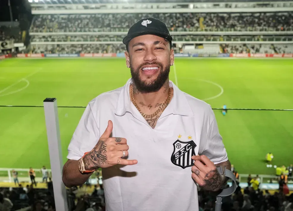 Neymar com a camisa do Santos durante visita na Vila Belmiro – Foto: Divulgação/Santos