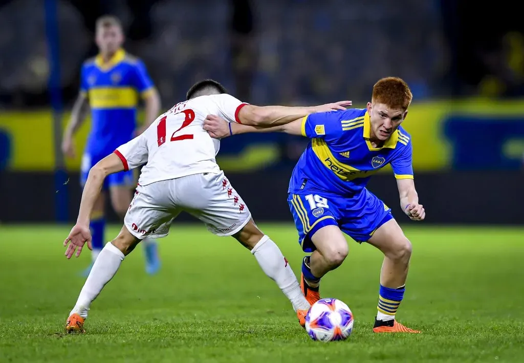 Guillermo Soto marca a Valentín Barco en la derrota de Huracán frente a Boca Juniors. (Marcelo Endelli/Getty Images).