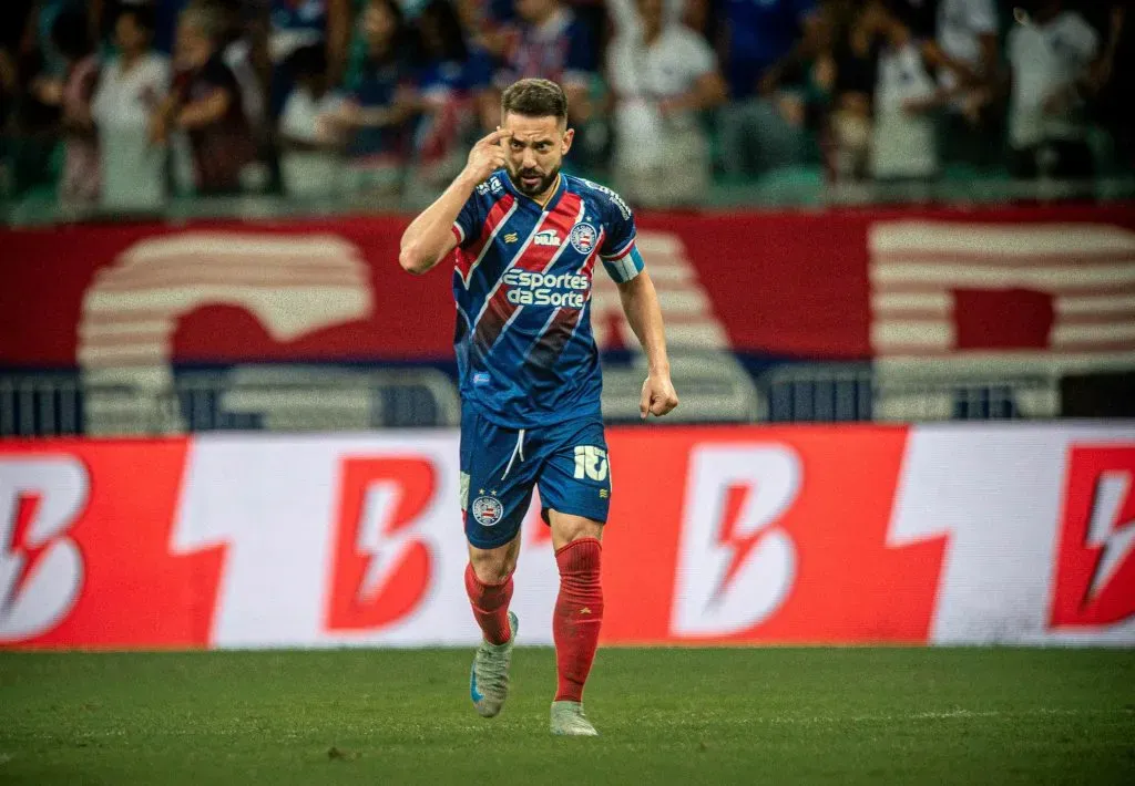 Everton Ribeiro, jogador do Bahia, comemora seu gol durante partida contra o Atletico-MG (Foto: Jhony Pinho/AGIF)