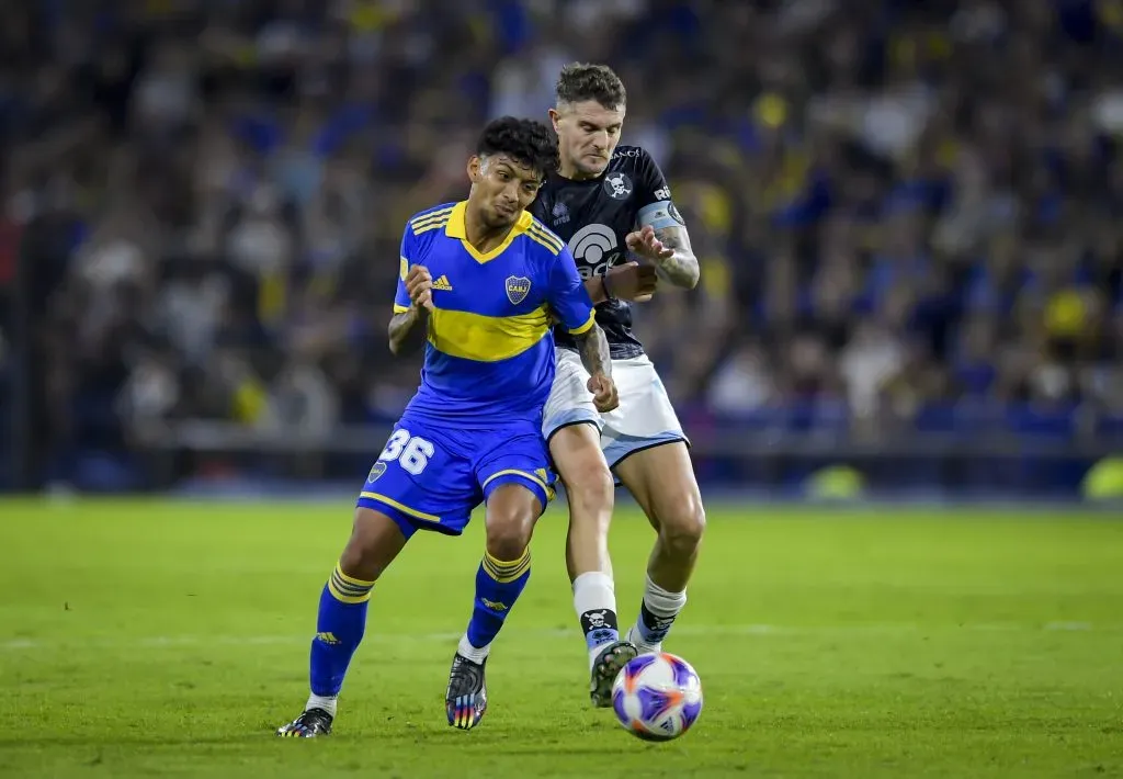 Pablo Vegetti lucha un balón con Cristián Medina en un duelo entre Boca Juniors y Belgrano de Córdoba. (Marcelo Endelli/Getty Images)