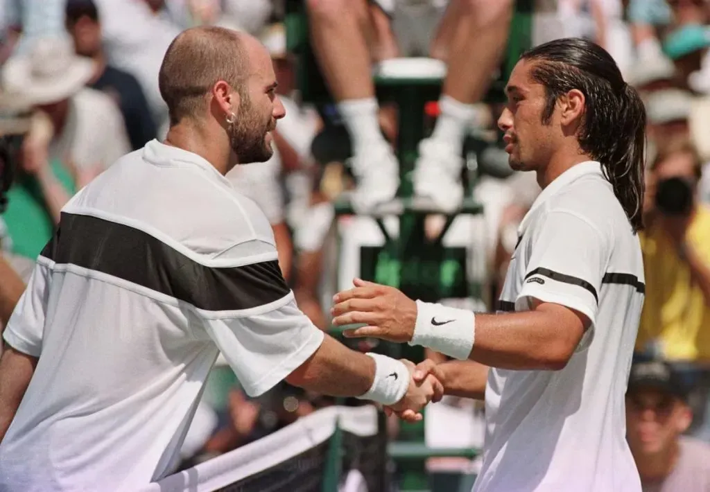 Ríos junto a Agassi en el partido que jugaron en Miami en 1998