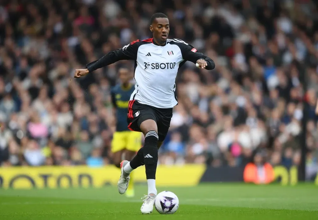 Adarabioyo em ação pelo Fulham. (Photo by Alex Davidson/Getty Images)