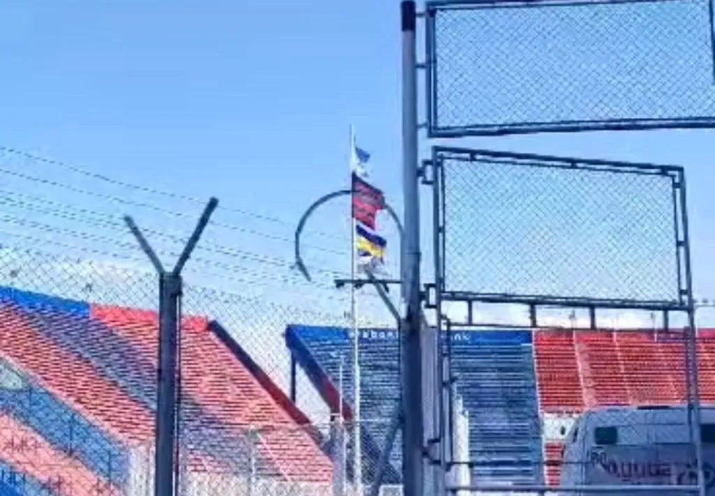 La bandera de Boca flameando en el Nuevo Gasómetro. (Foto: Twitter: @adrianavillagra).