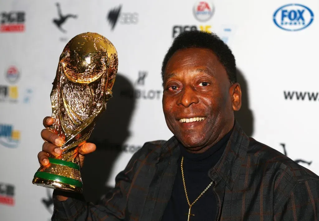 Pelé pousa para foto com a taça da Copa do Mundo. Foto: Robert Cianflone/Getty Images.