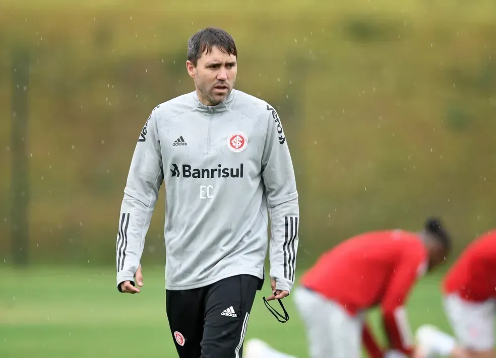 Eduardo Coudet durante treino do Internacional – Foto: Ricardo Duarte/Divulgação, Inter