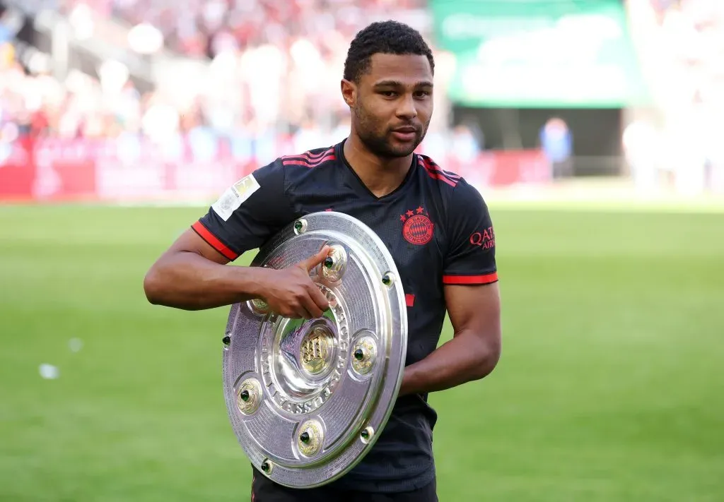 Serge Gnabry, otro que disfrutó con el trofeo del Bayern Múnich en la Bundesliga.  (Alexander Hassenstein/Getty Images)