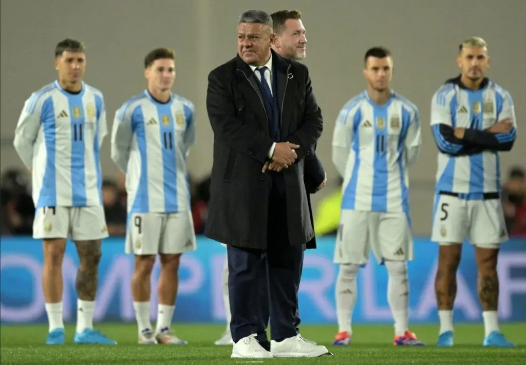 Alejandro Domínguez junto a Chiqui Tapia en Argentina (Getty Images)