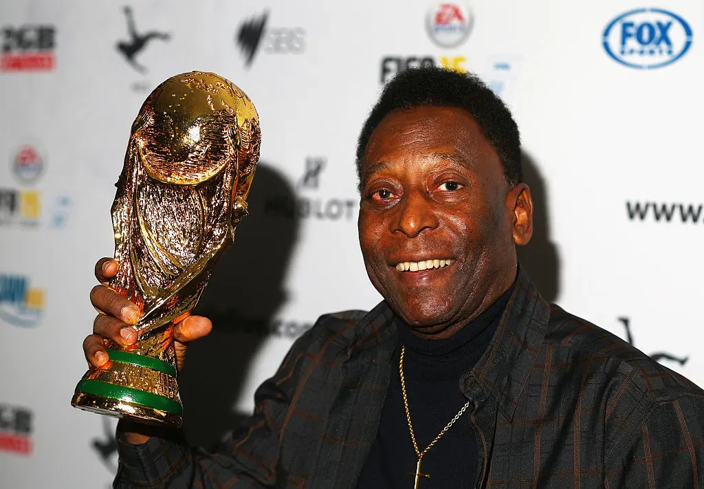 Pelé con una réplica del trofeo de la Copa Mundial, el 26 de marzo de 2015 en Melbourne, Australia – Getty.