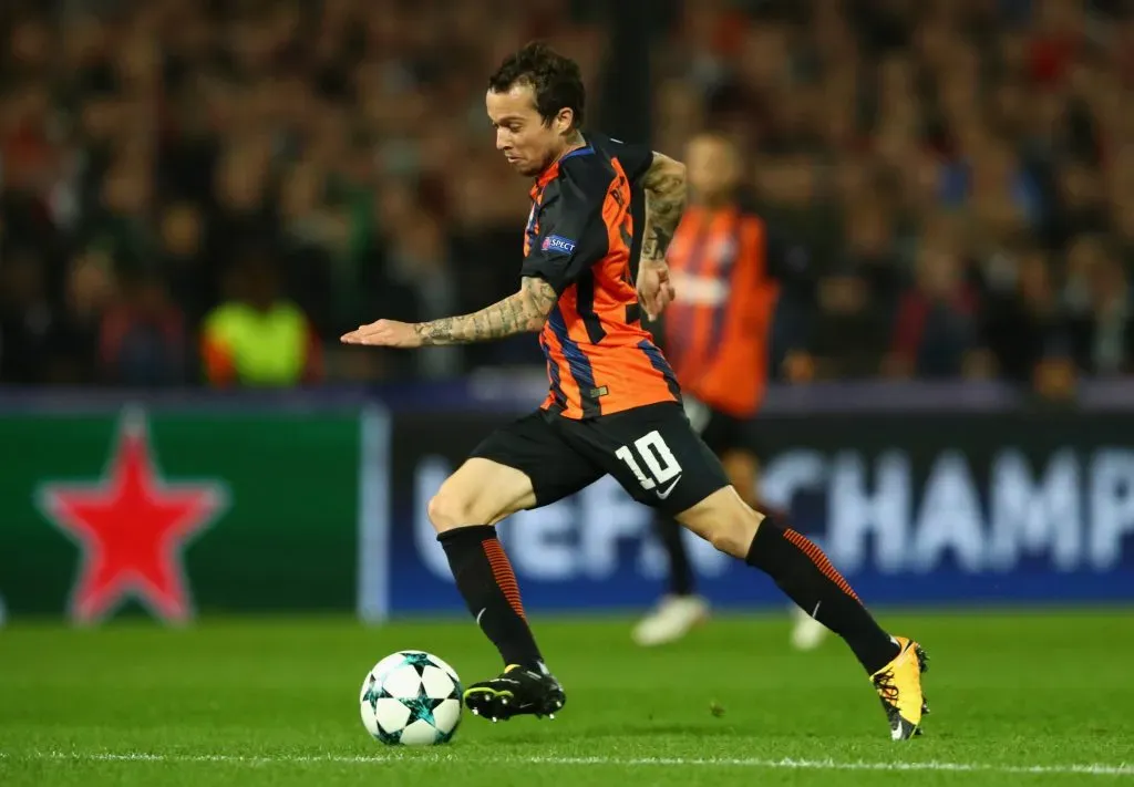 Bernard pelo Shakhtar na Champions League. (Photo by Dean Mouhtaropoulos/Getty Images)