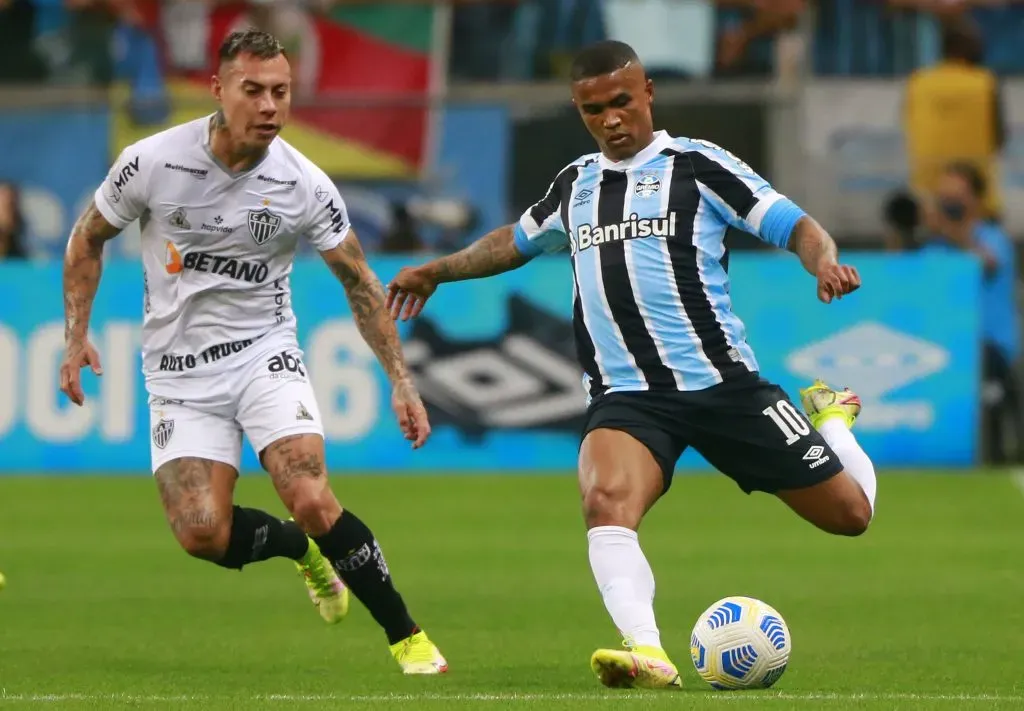 Douglas Costa em ação pelo Grêmio. (Photo by Silvio Avila/Getty Images)