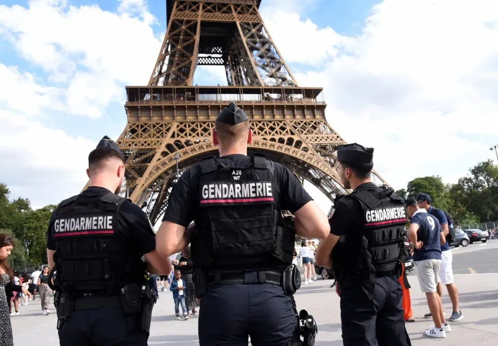 La policía francesa ‘limpia’ las calles de París.