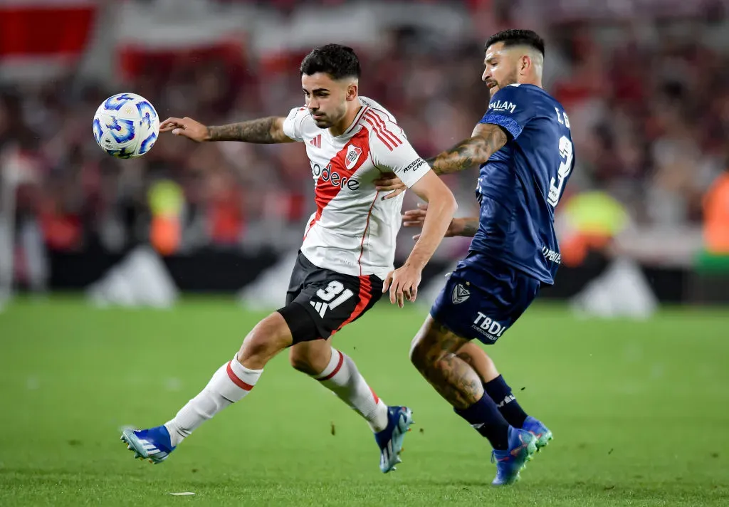 Elías Gómez en acción en el empate 1-1 entre River y Vélez. (Foto: Getty).