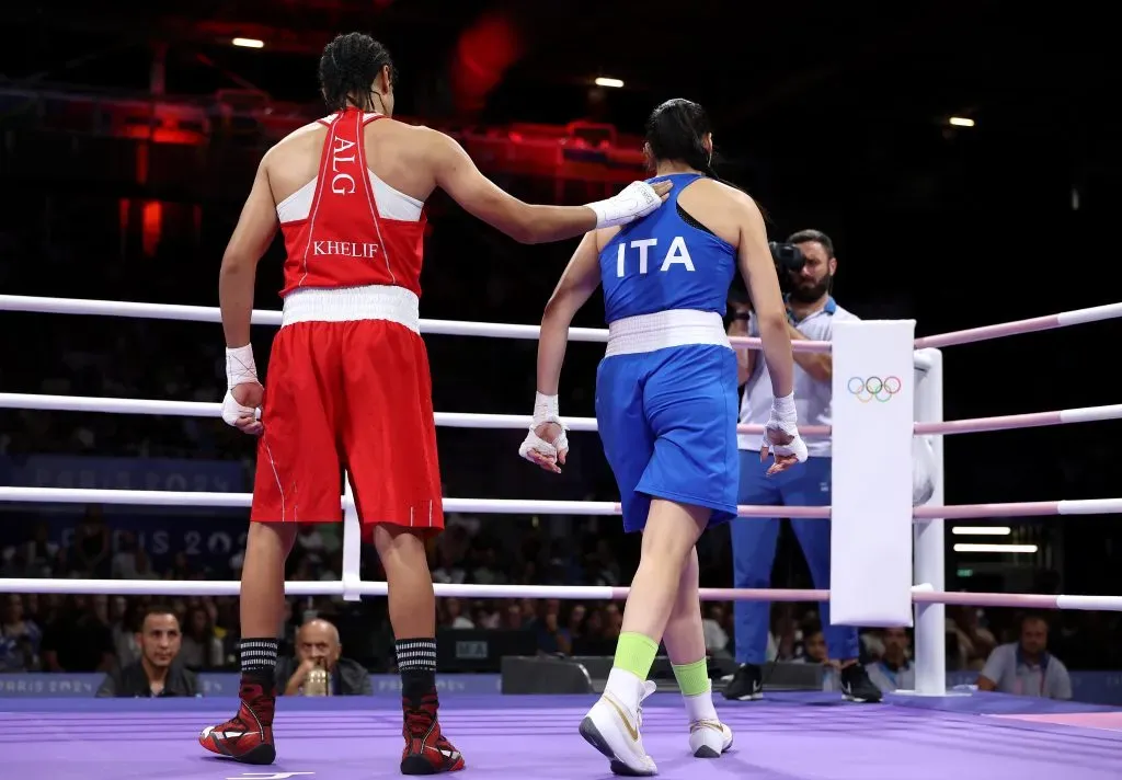 Angela Carini se retiró a los 46 segundos de su pelea con Imane Khelif y evitó su saludo | Getty Images