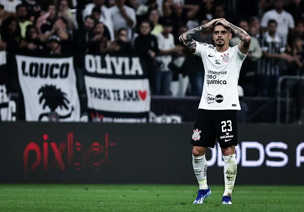 Fagner, jogador do Corinthians, lamenta durante partida contra o América-MG Campeonato Brasileiro 2023. Foto: Fabio Giannelli/AGIF