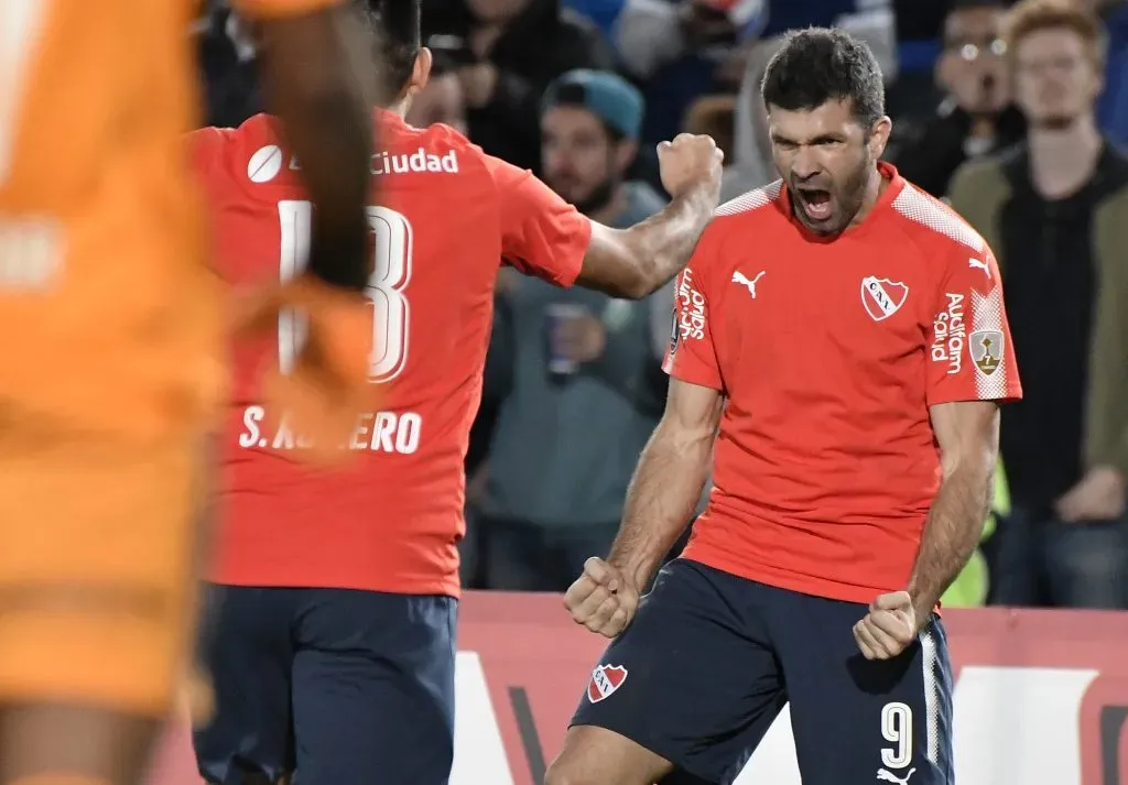 Emmanuel Giglioti celebrando un gol con camiseta de Independiente. (Foto: Getty).