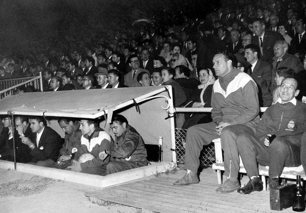 Luis Carniglia, el segundo desde la derecha, dirigiendo al Real Madrid en 1959. (Foto: Imago).