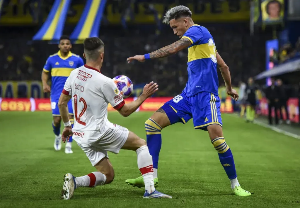BUENOS AIRES, ARGENTINA – SEPTEMBER 19: Luis Vazquez of Boca Juniors fights for the ball with Guillermo Soto of Huracán during a match between Boca Juniors and Huracan as part of Liga Profesional 2022 at Estadio Alberto J. Armando on September 19, 2022 in Buenos Aires, Argentina. (Photo by Marcelo Endelli/Getty Images)