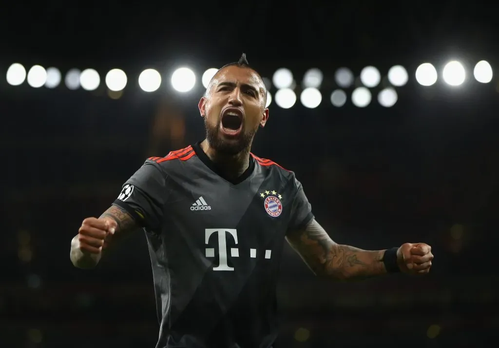 En su paso por Bayern Múnich, Arturo Vidal conoció la mano de Franz Beckenbauer. Foto: Getty Images.