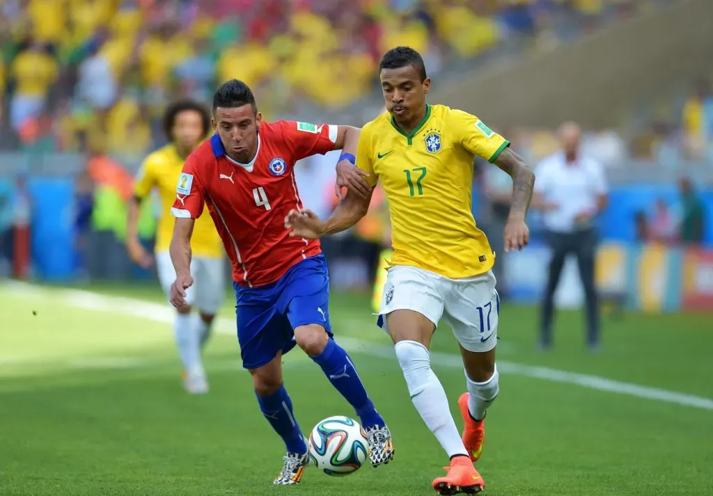 Luiz Gustavo atuando pelo Brasil na Copa do Mundo de 2014.  (Photo by Buda Mendes/Getty Images)