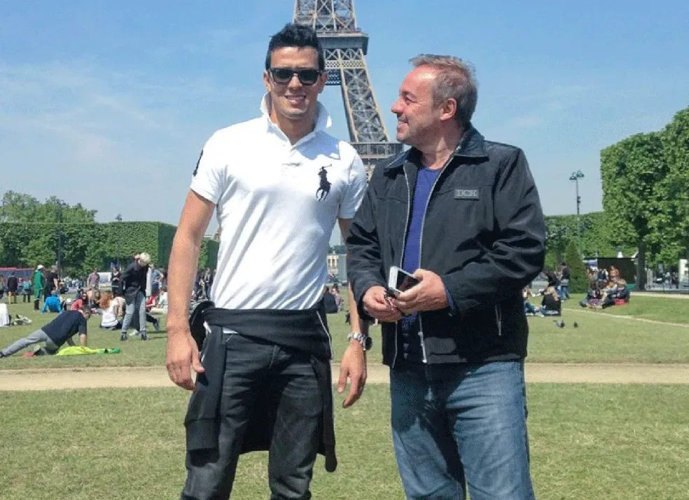 Thiago Salvático, suposto namorado de Gugu, ao lado do apresentador em Paris – Foto: Instagram/Thiago Salvático