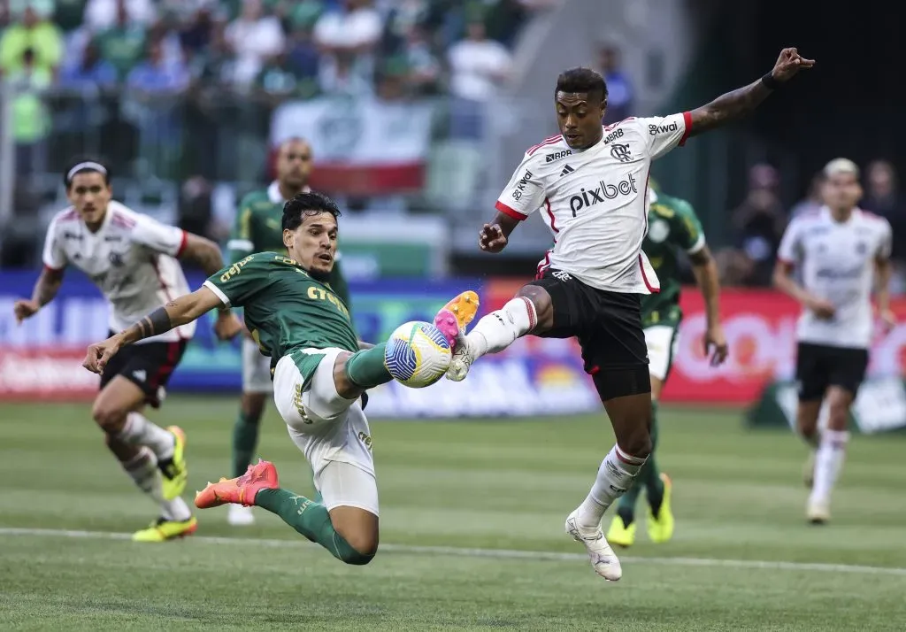 SAO PAULO, BRAZIL – APRIL 21: Gustavo Gomez of Palmeiras and Bruno Henrique of Flamengo fight for the ball  during a match between Palmeiras and Flamengo as part of Brasileirao Series A at Allianz Parque on April 21, 2024 in Sao Paulo, Brazil. (Photo by Alexandre Schneider/Getty Images)